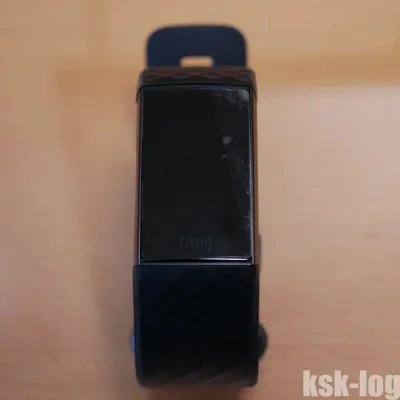 Fitbit Charge3の利用3か月目でPEYOU水貼り保護フィルムを貼り替えました