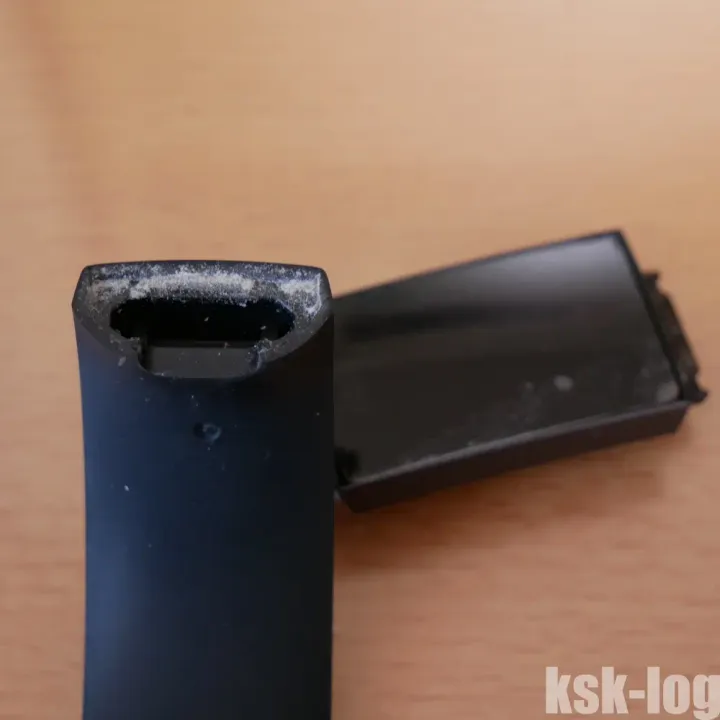 Fitbit Charge3のベルト(バンド)の接合部はたまに掃除した方がよさそうですのサムネイル